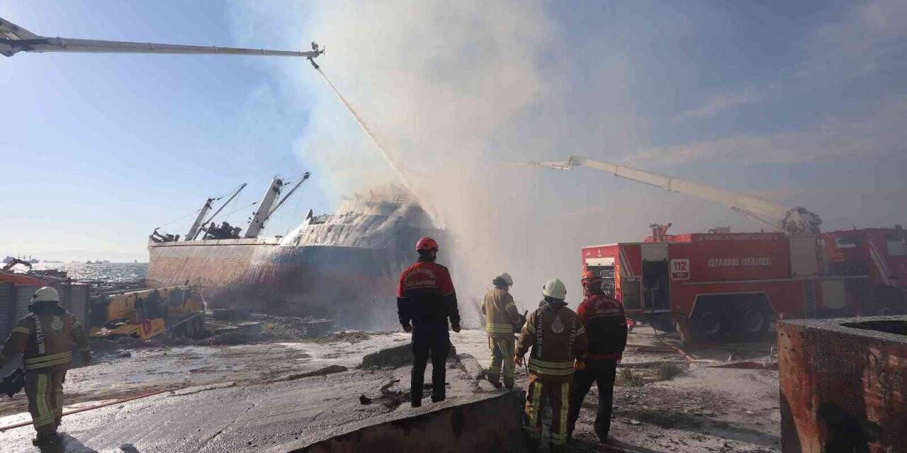 Kartal Belediyesi’nden gemi yangınını söndürme çalışmalarına destek