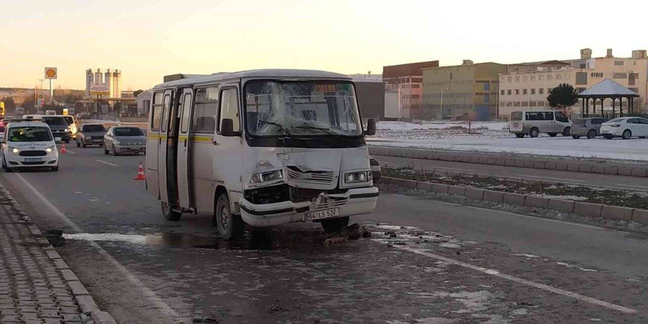 Tıra arkadan vuran işçi servisindeki 4 kişi yaralandı