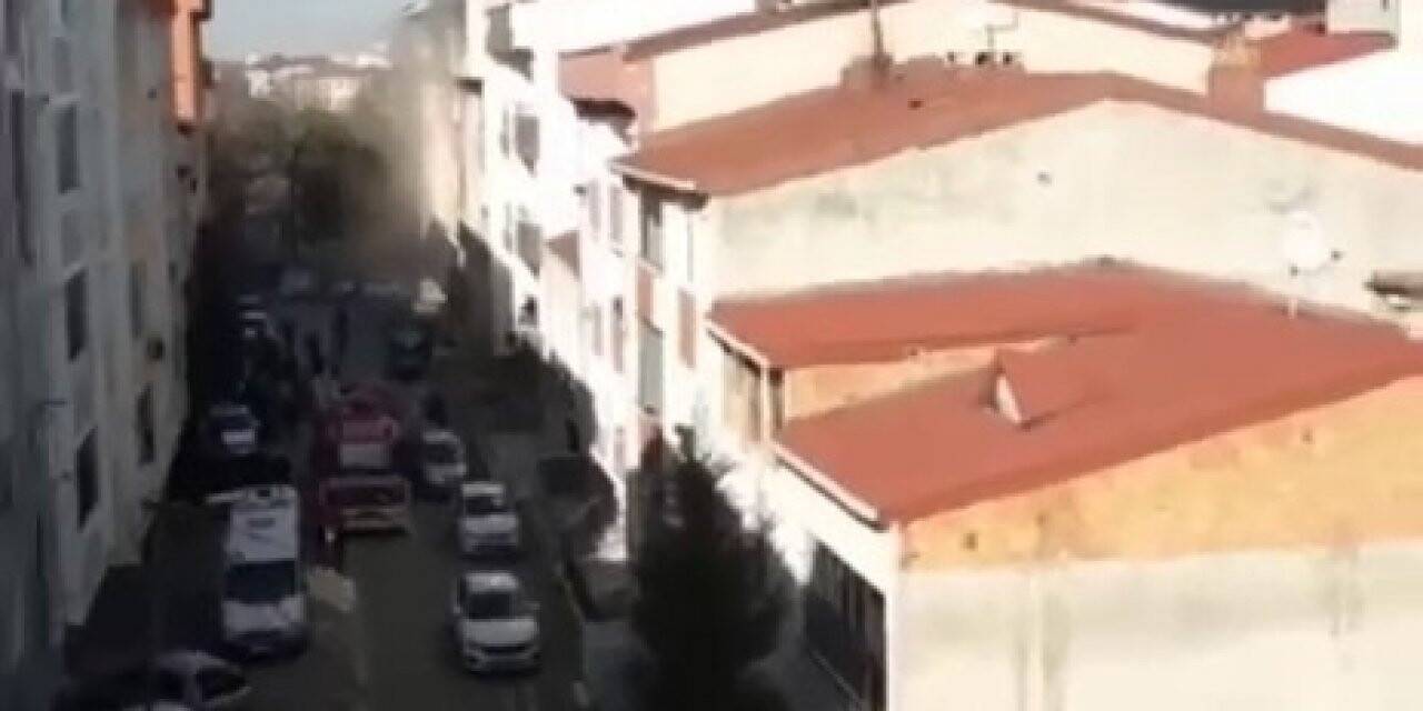 Esenyurt’ta çatı katı alev alev yandı