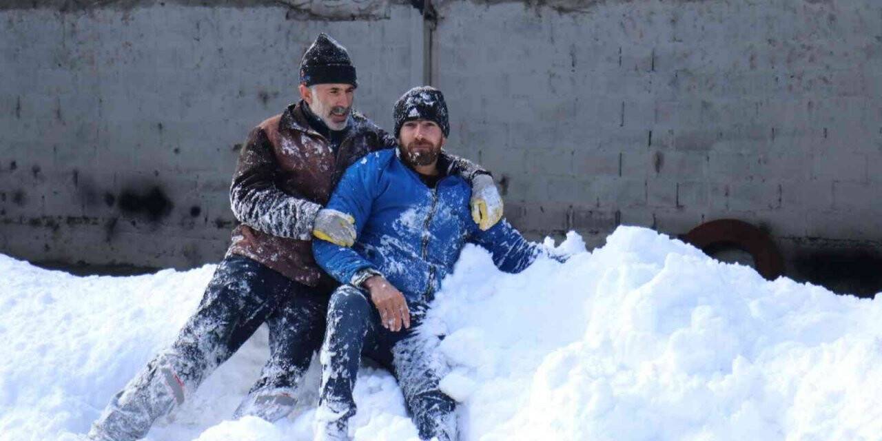 Kar temizliğini bıraktılar çocuklar gibi oyun oynadılar