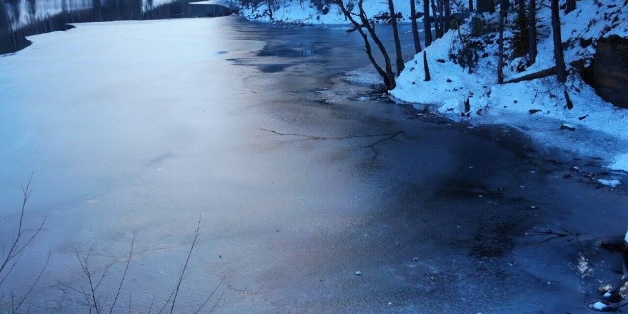 Bozcaarmut Gölet’inin kıyı kesimleri soğuk havadan dondu