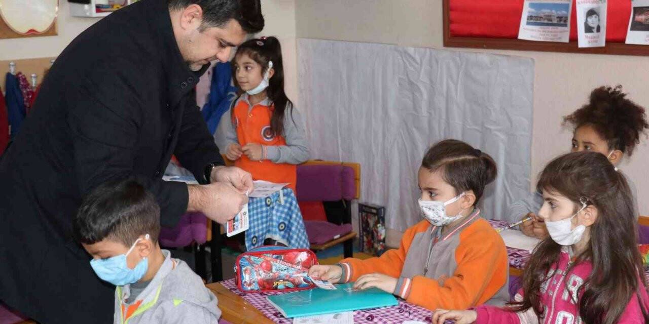 Turgutlu Belediyesinden öğrencilere karne hediyesi