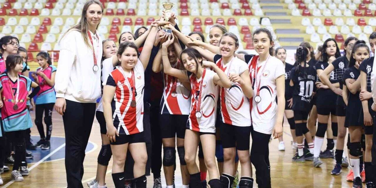 Voleybol küçüklerde şampiyonlar kupasını aldı