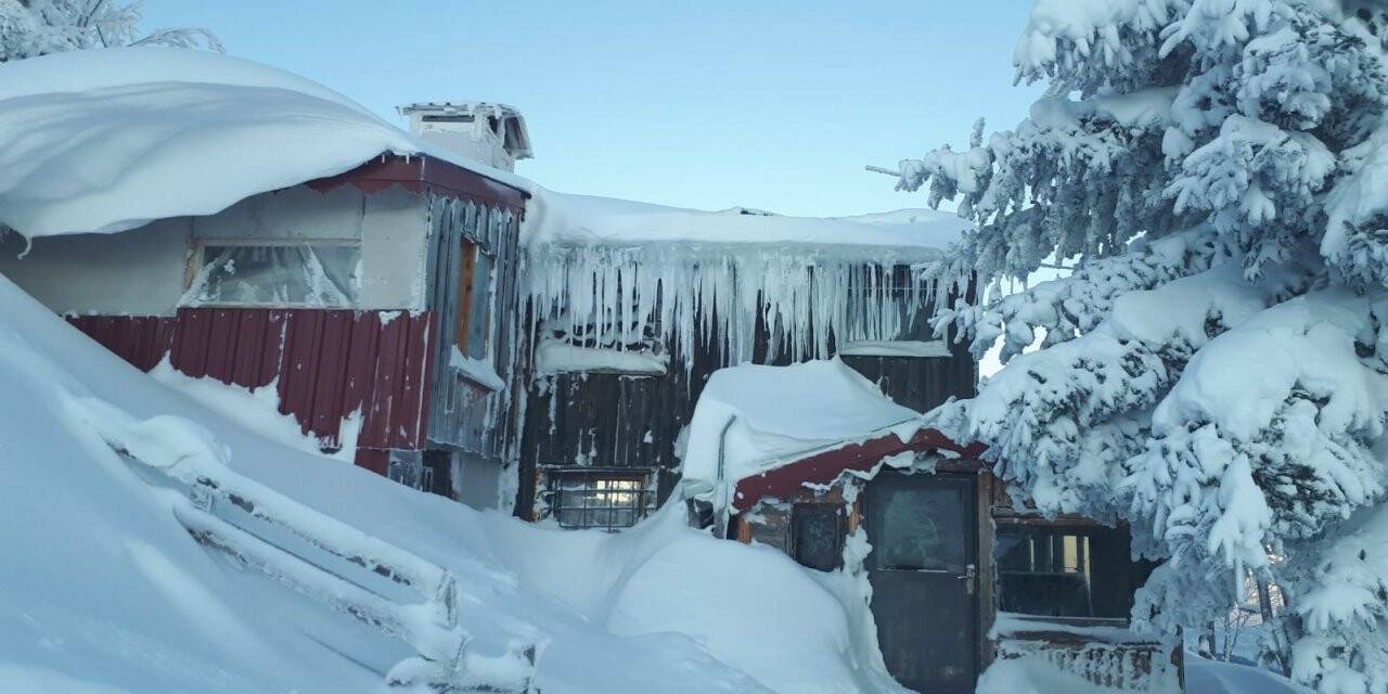 Karlar altında kalan evler ve doğa, seyrine doyumsuz manzaralar oluşturdu