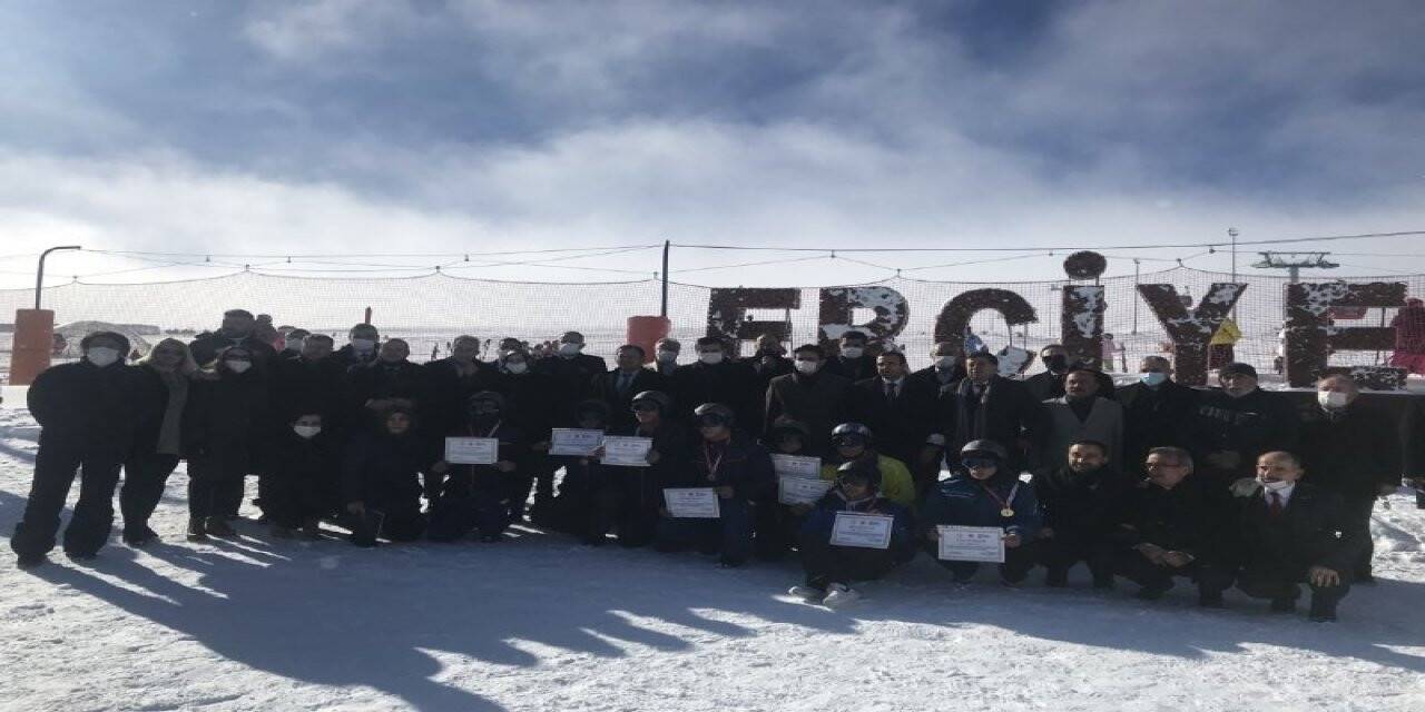 ‘Dorukta Bir Gençlik’ projesinde kayak sertifikaları verildi