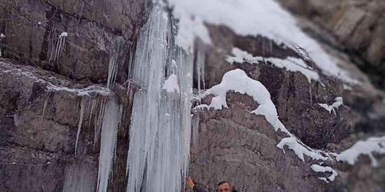 Bolu’da, şelaleler buz tuttu