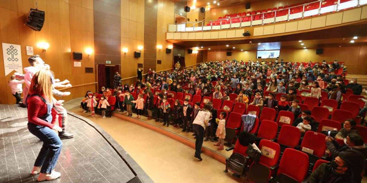 Efeler’de tiyatro oyunu çocuklarla buluştu