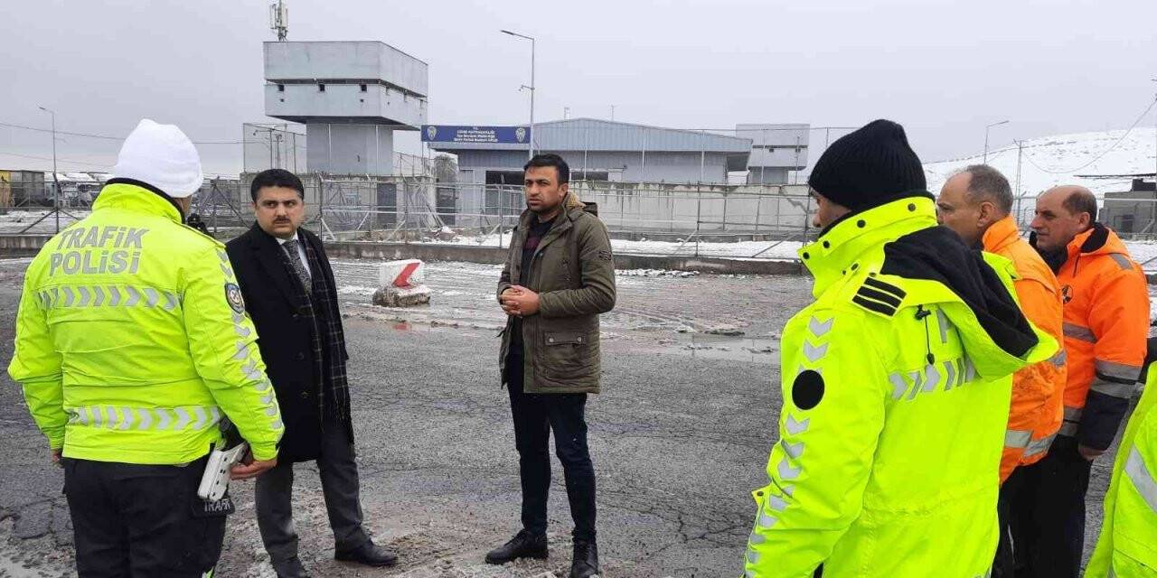 Kaymakam Tunç, kar temizleme çalışmalarını yerinde inceledi