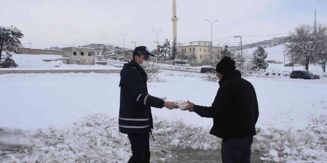 Belediye Başkanı arabayla mahsur kalan vatandaşları taşıdı