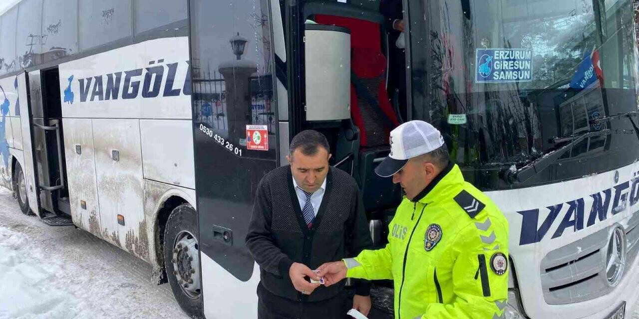 Van polisinden sürücü ve yolculara bilgilendirme