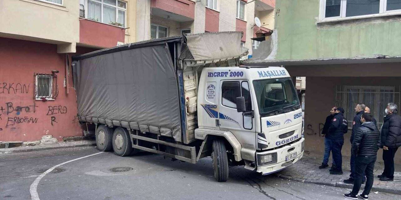 Gaziosmanpaşa’da geri geri kayan kamyonet binaya çarptı