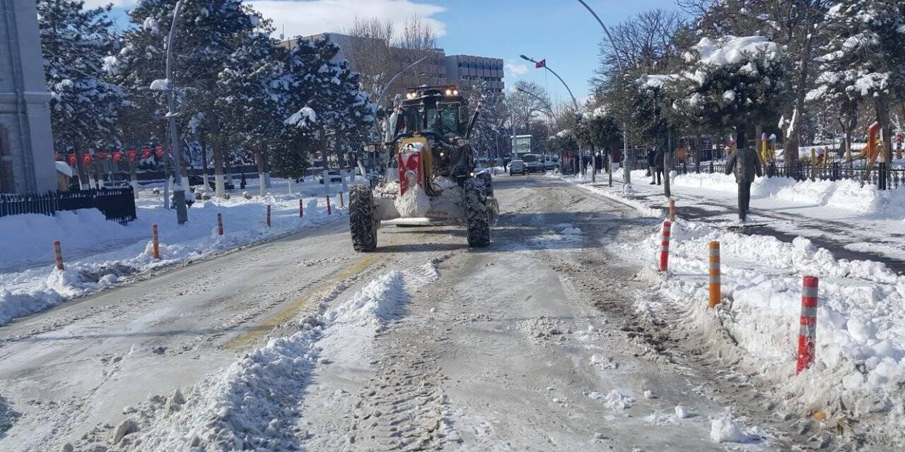 Malatya’da kar mesaisi devam ediyor