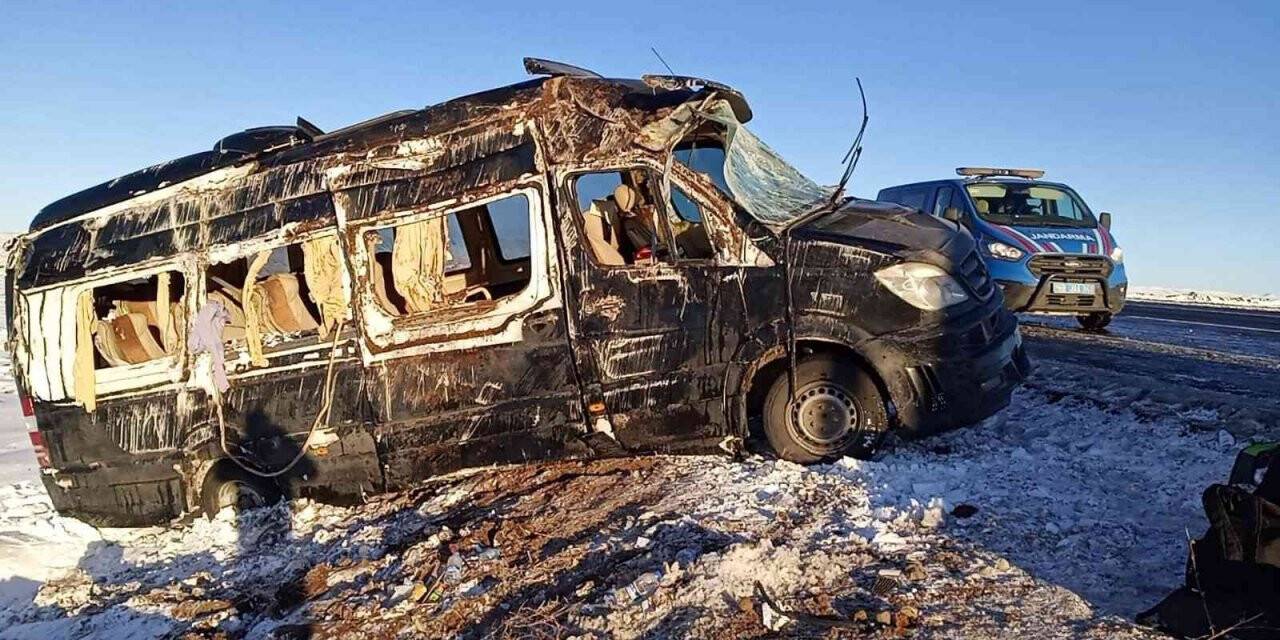 Tunuvadan dönen öğrencilerin servisi devrildi: 11 yaralı