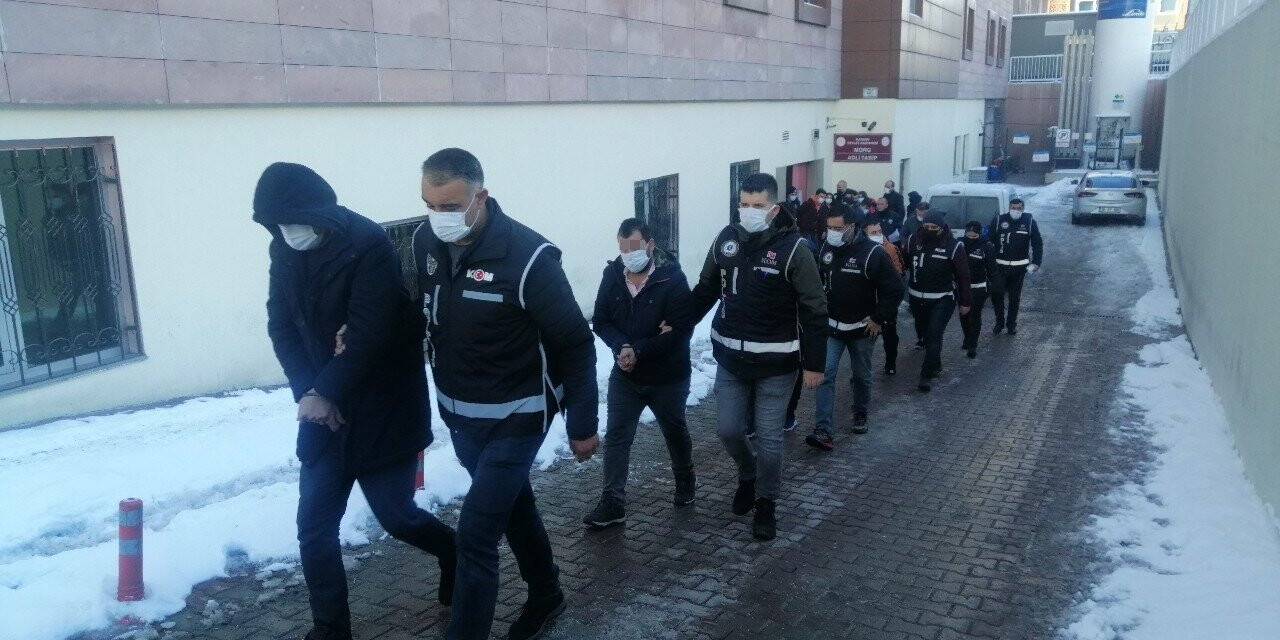Kaçak telefon operasyonunda 5 kişi tutuklandı