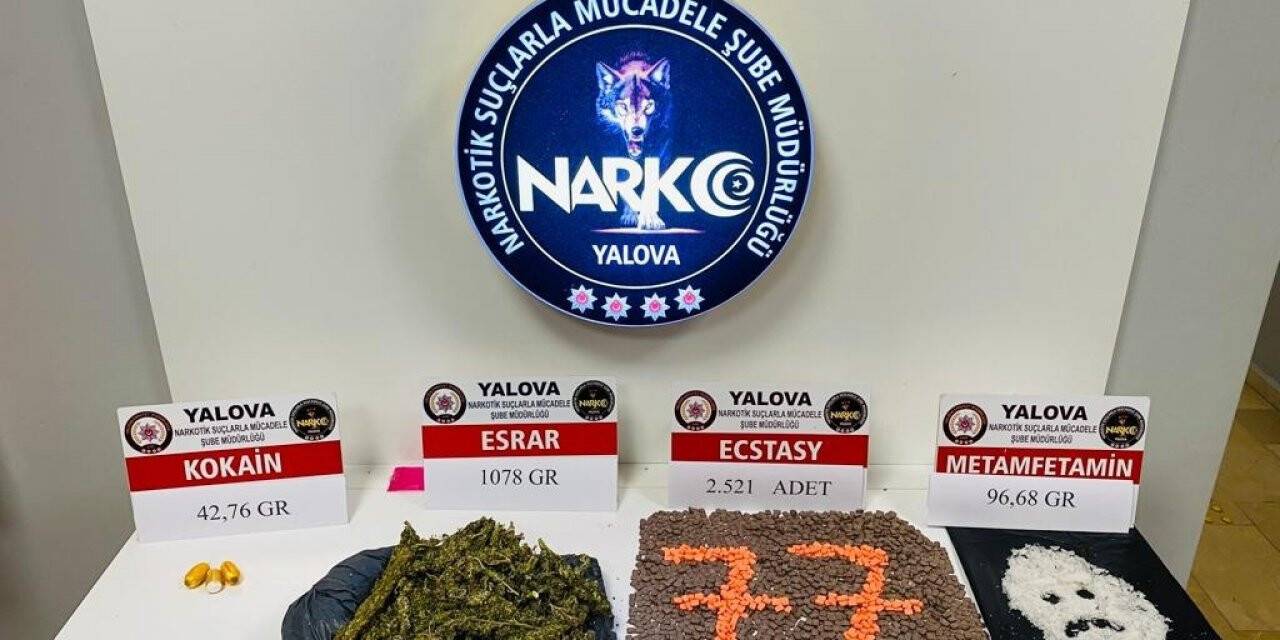 Polisten kaçan otomobilden yüklü miktarda uyuşturucu çıktı