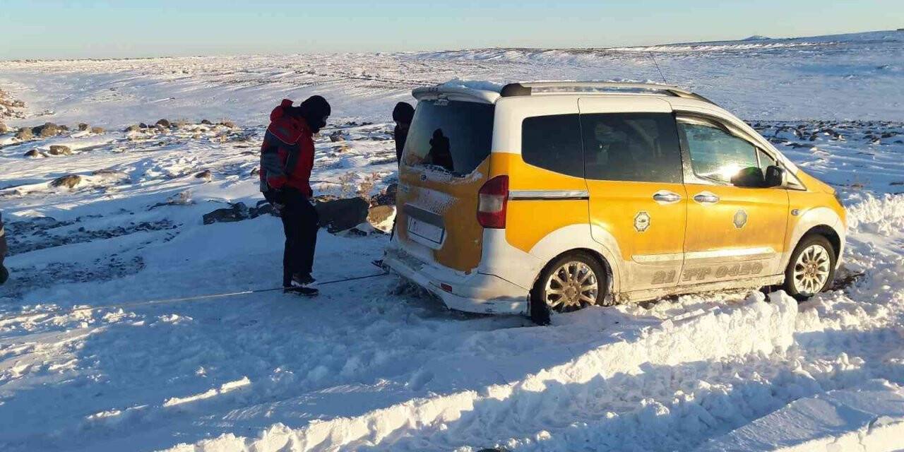 Diyarbakır’da karda mahsur kalan 1’i bebek 5 kişi AFAD tarafından kurtarıldı