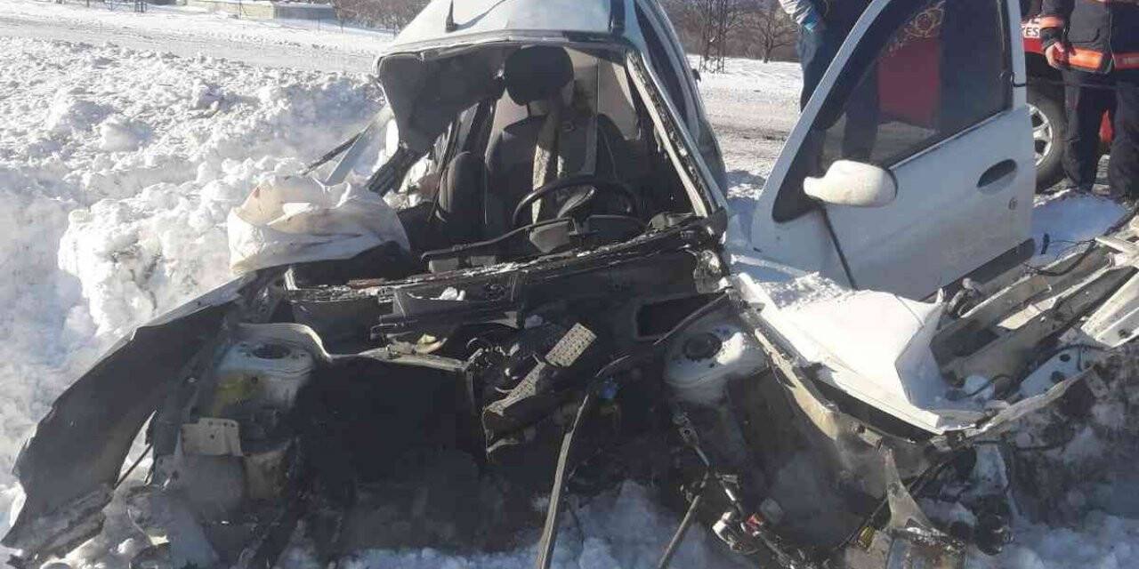 Hurdaya dönen araçtan yaralı olarak kurtuldu