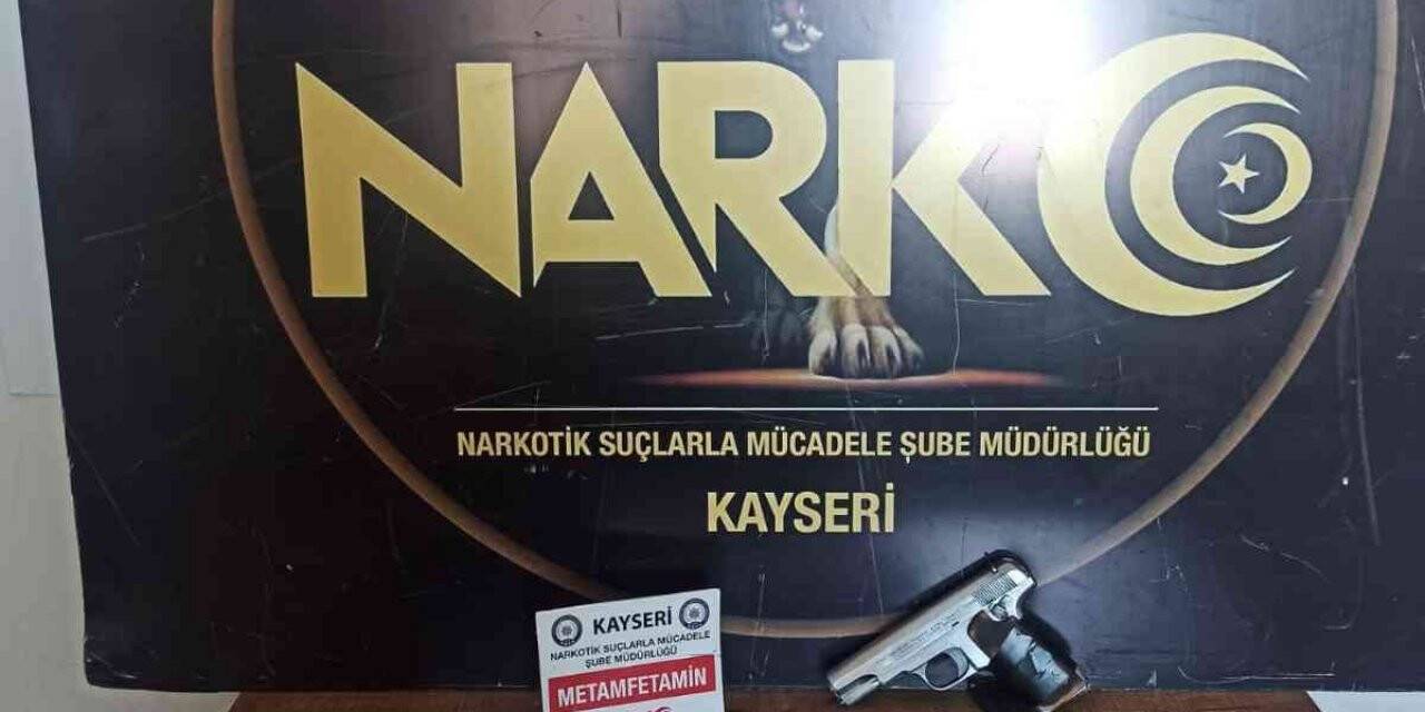 Uyuşturucuyu aracın teybine gizlemişler