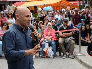 Kahraman Tazeoğlu Camlı Köşk’te Gençlerle Buluştu