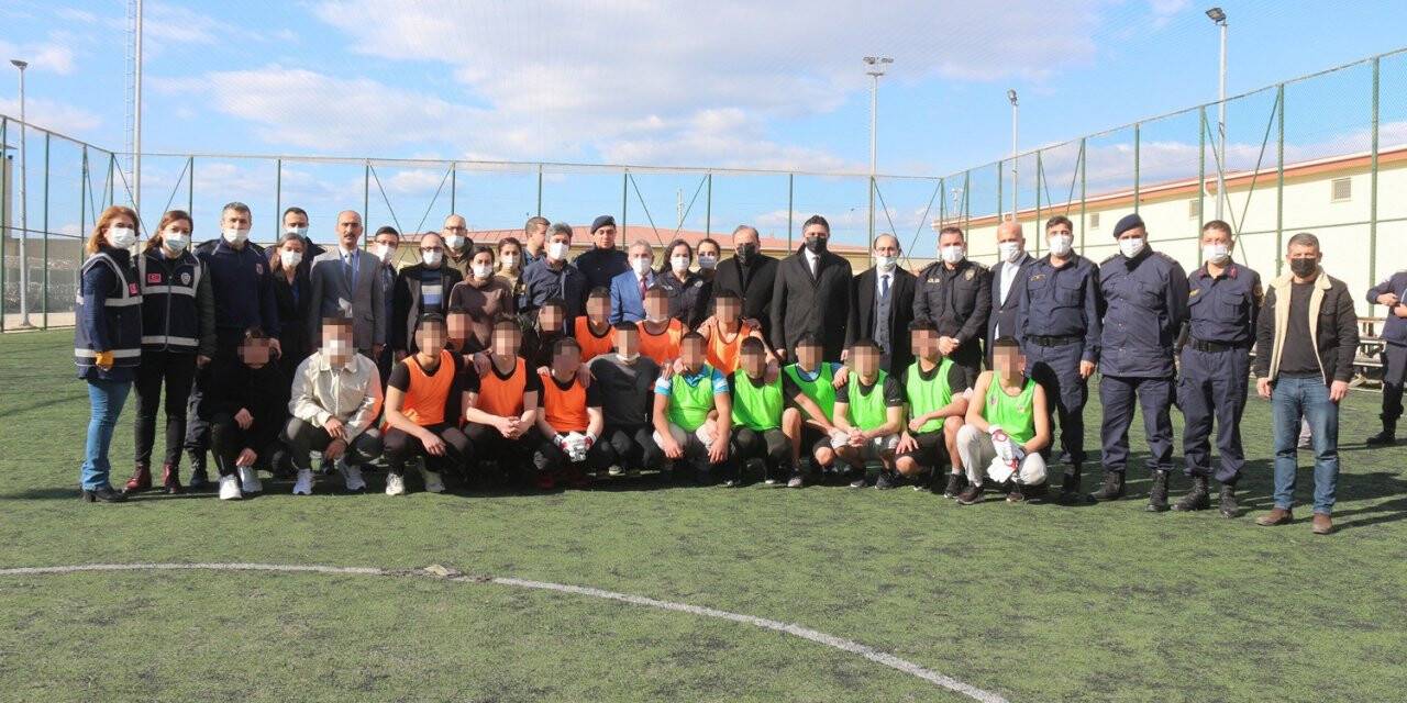 Suça sürüklenen çocuklara sürpriz ziyaret