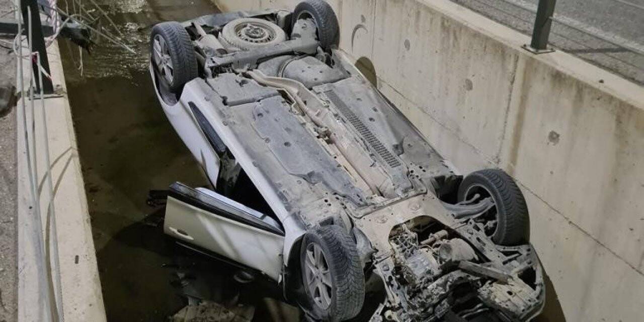 Aliağa’da otomobil su kanalına düştü: 1 yaralı
