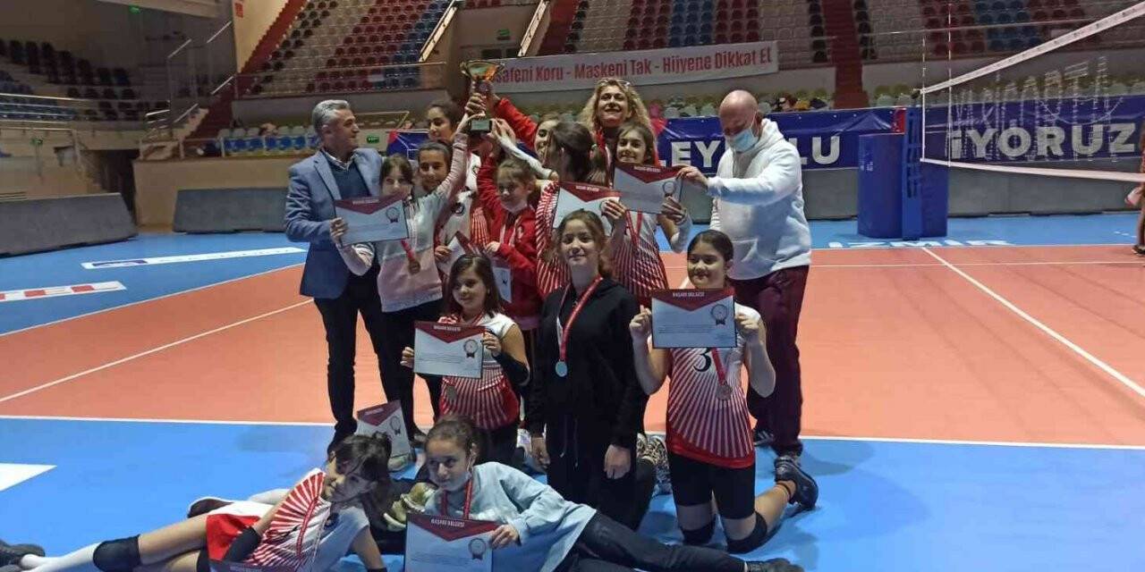 Dikili Cumhuriyet Ortaokulu küçük kızlar voleybol liginde İzmir şampiyonu