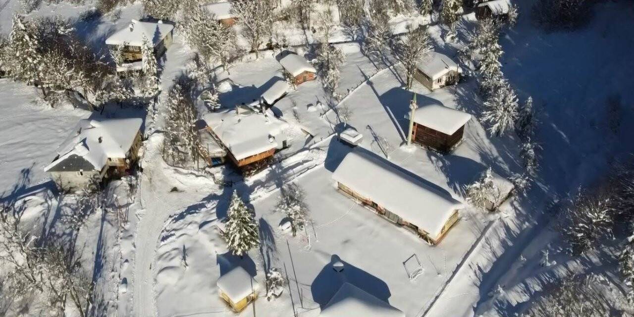 1,5 metrelik kar altındaki köyler havadan görüntülendi