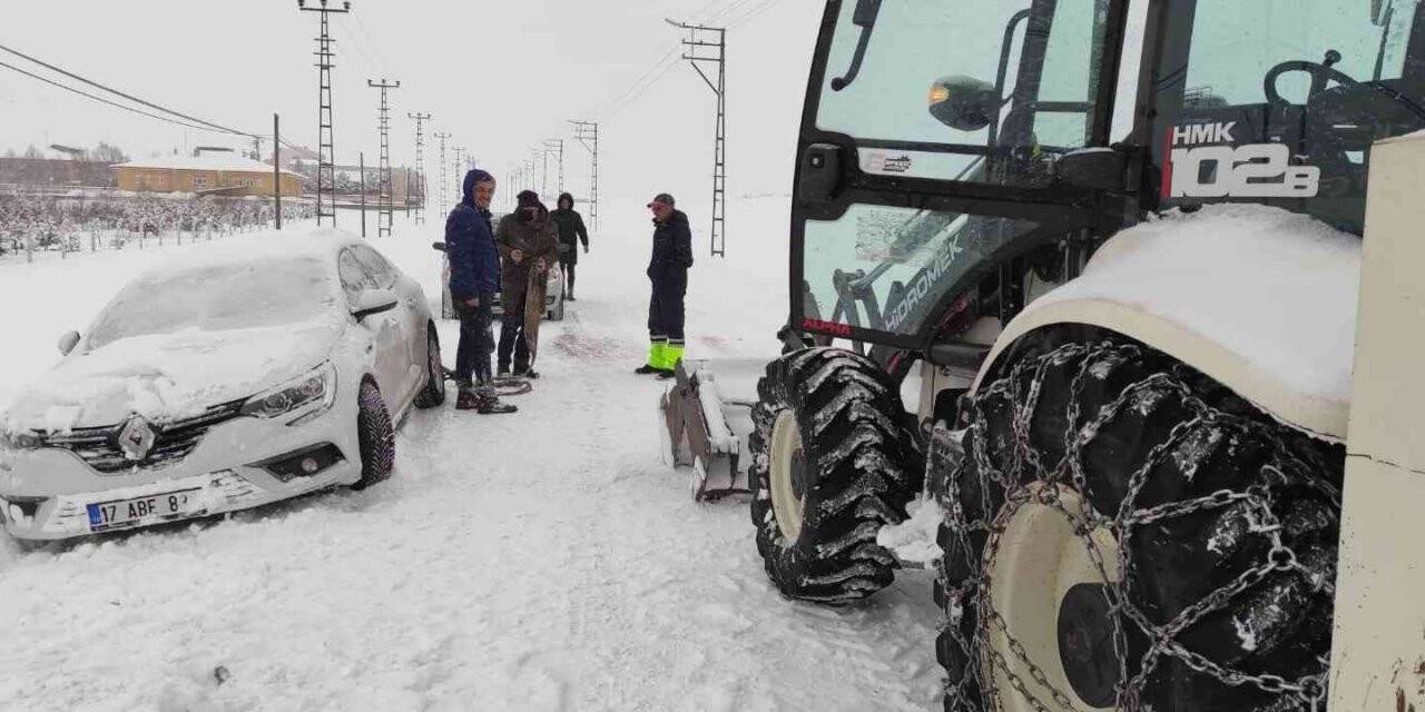 Kar ve tipi nedeniyle yolda mahsur kalanlar kurtarıldı
