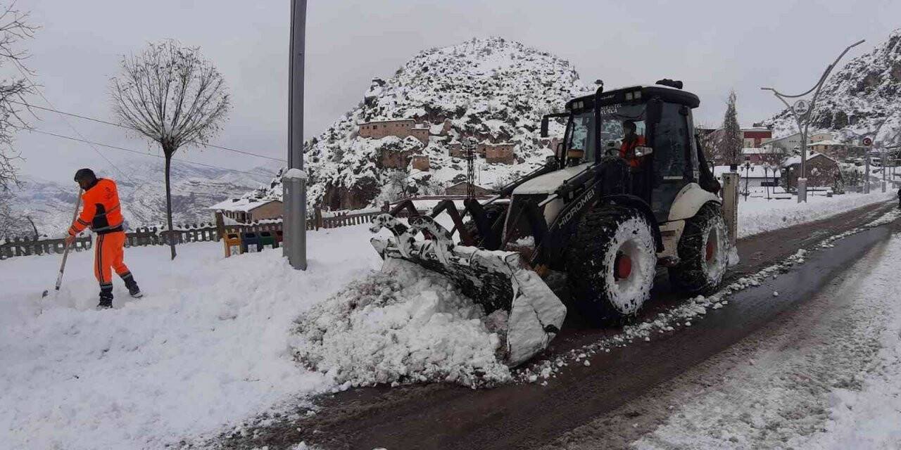 Çukurca Belediyesinden kar temizleme çalışması