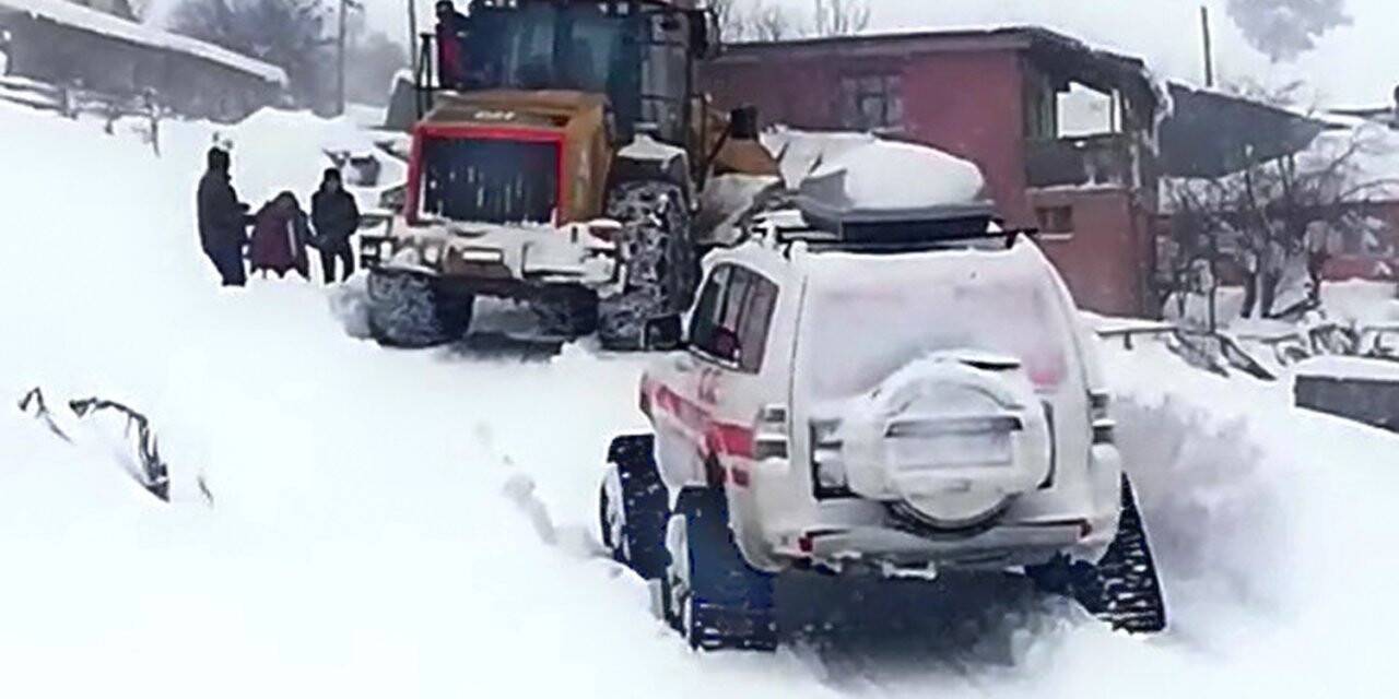 Yolu kardan kapanan köydeki hasta kurtarıldı