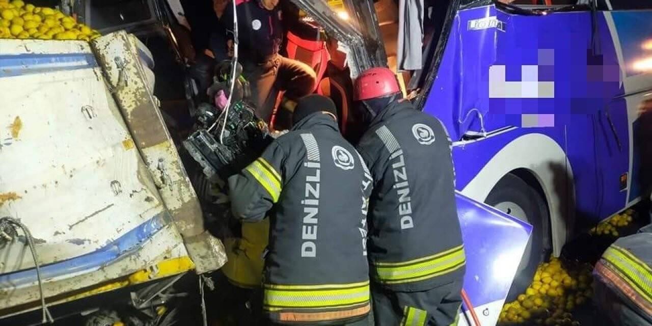 Yolcu otobüsü limon yüklü tıra arkadan çarptı; 1 ölü, 23 yaralı