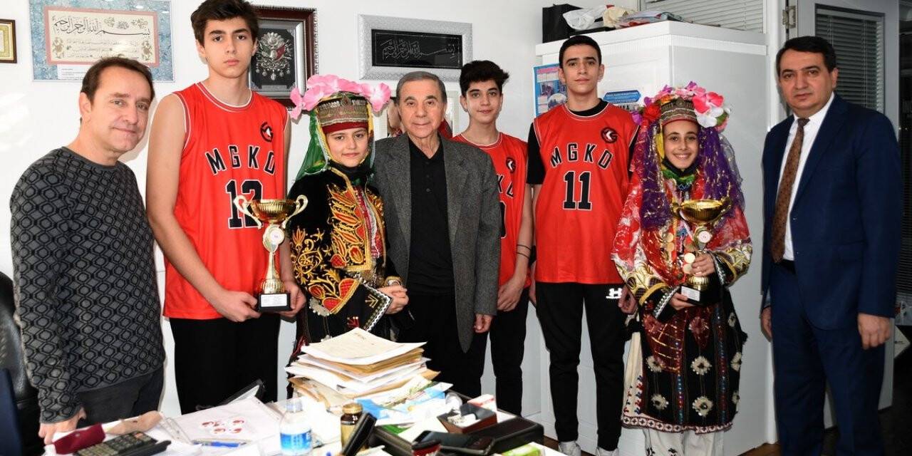 Şampiyonlar kupalarını hayırsever işadamına götürdü