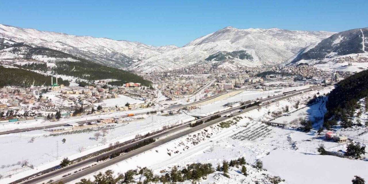 Beyaza bürünen Bahçe ilçesi drone ile havadan görüntülendi