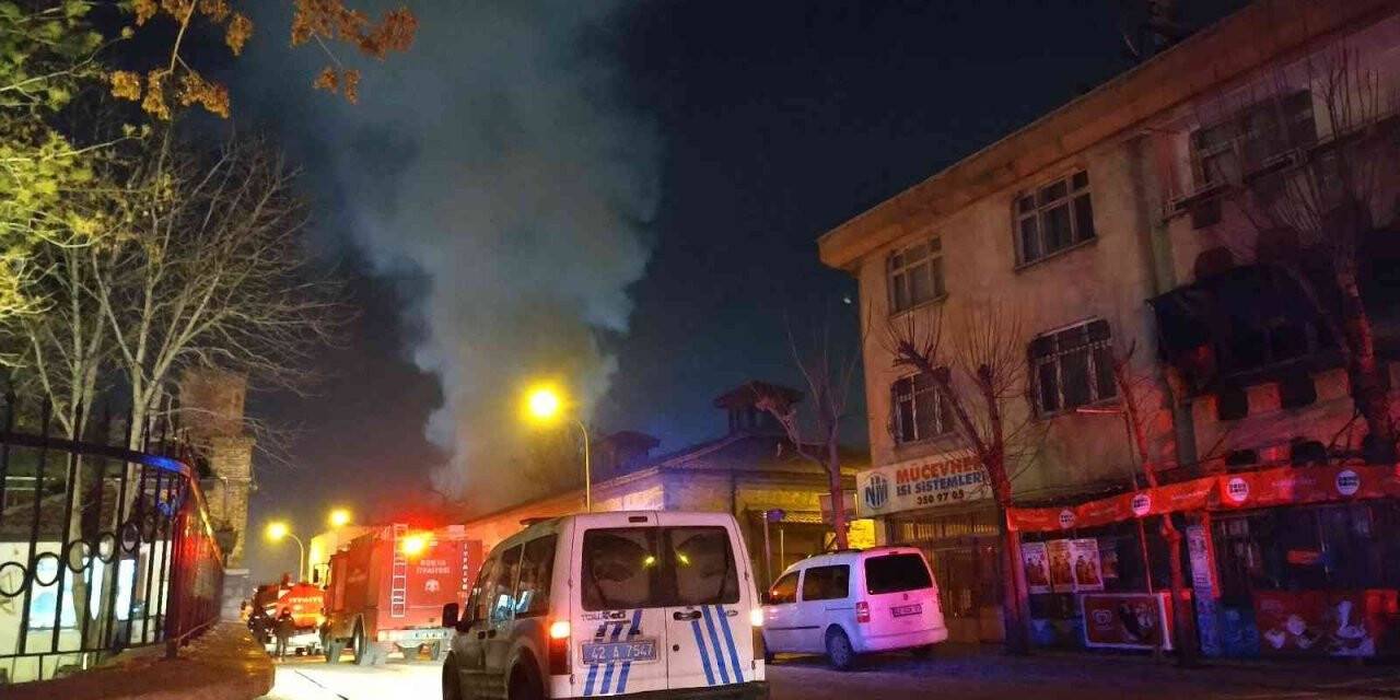 Metruk binada çıkan yangın, trafoya sıçramadan söndürüldü