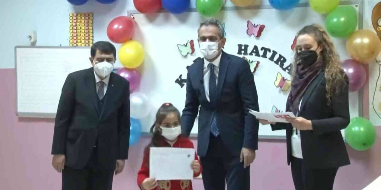 Bakan Özer ilkokul öğrencilerine 1. yarıyıl karnelerini dağıttı