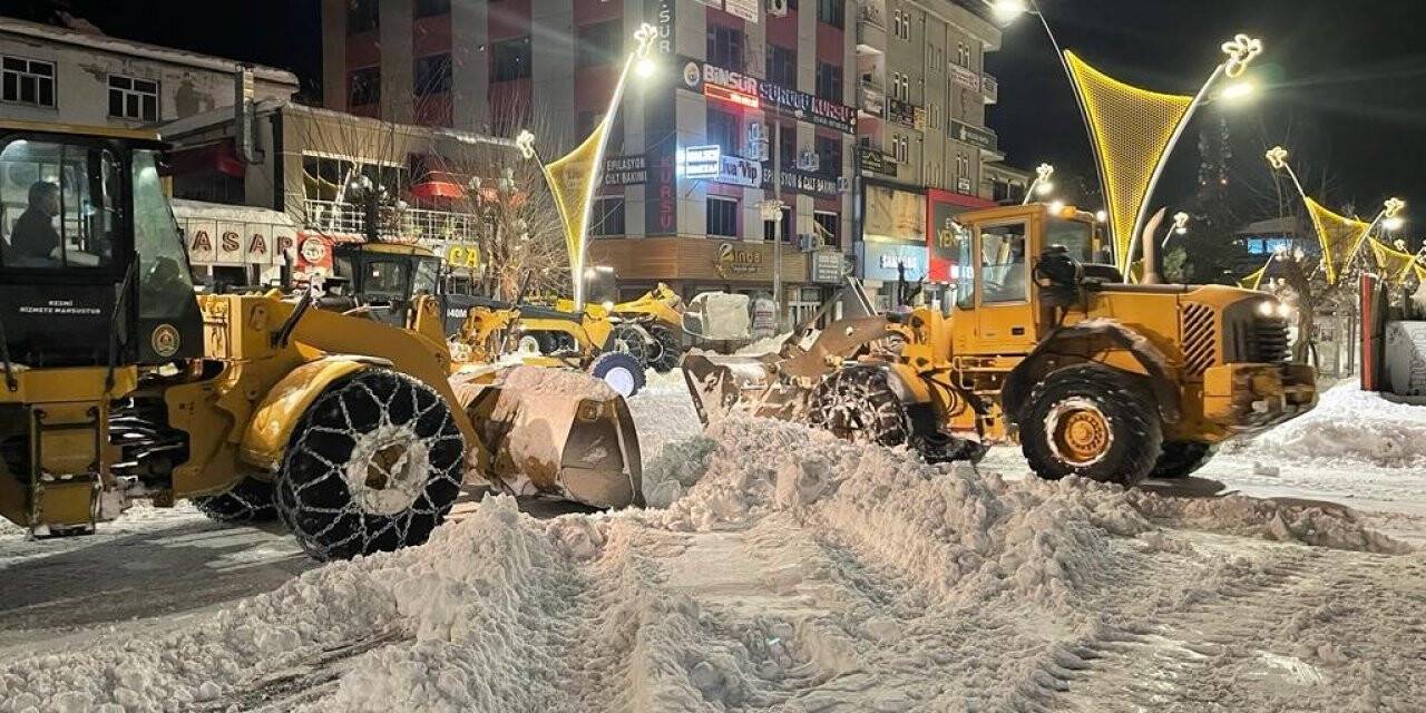 Bingöl Belediyesi karla mücadele çalışmalarına aralıksız devam ediyor