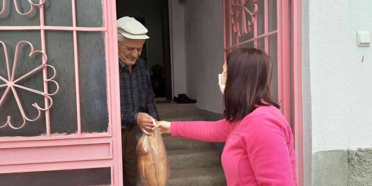 Başkan Tekin sokağa çıkamayan vatandaşların ayağına kadar ihtiyaçlarını götürdü