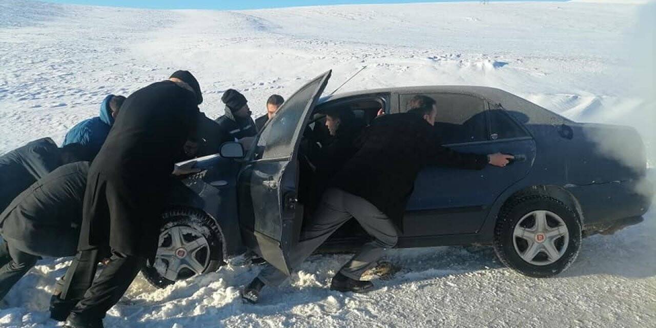 Kara saplanan araçtakilerin yardımına Başkan Pekmezci ve ekibi yetişti