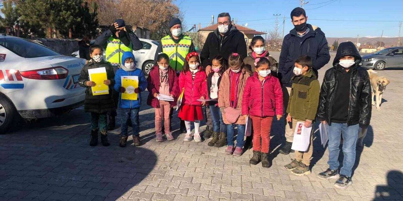 Çocukların karne sevincine jandarma ortak oldu