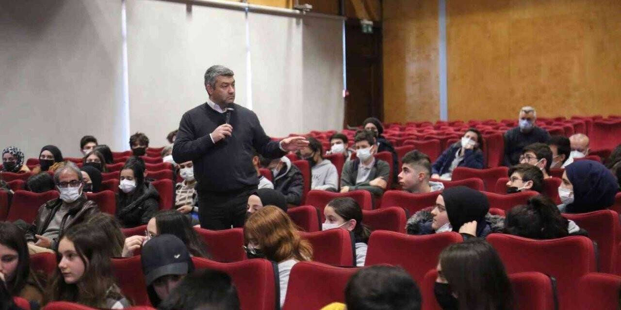Yazar Recep Yiğit Efe, öğrencilerle bir araya geldi