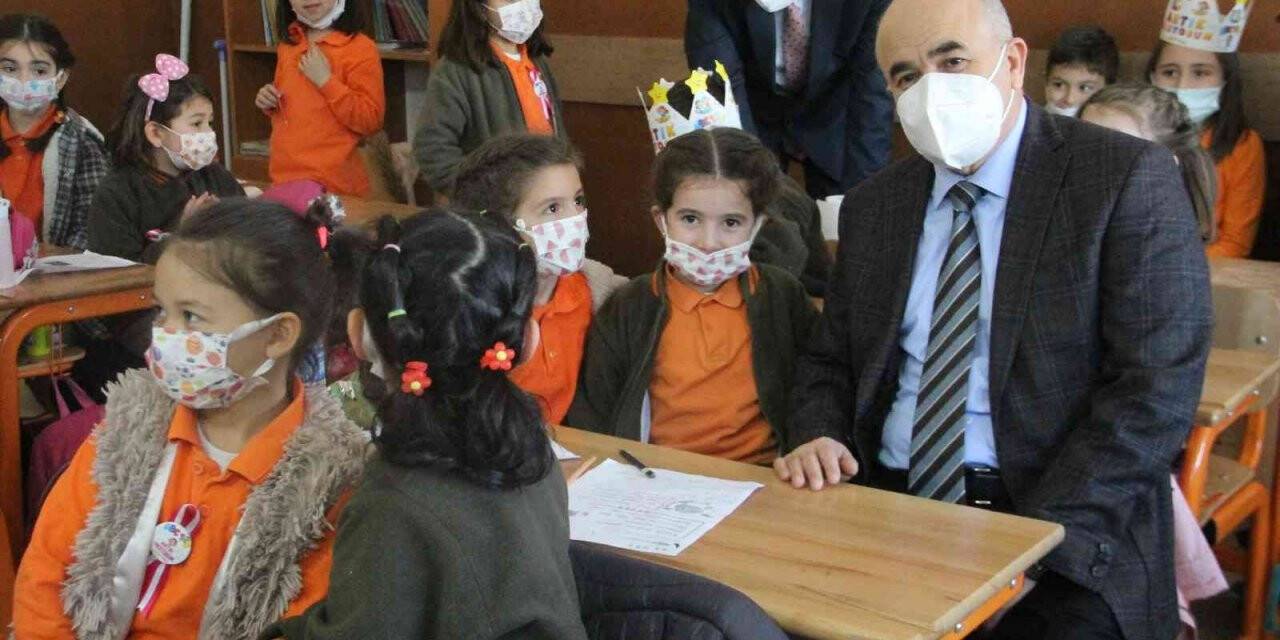 Vali Dağlı, öğrencilerin karne heyecanına ortak oldu