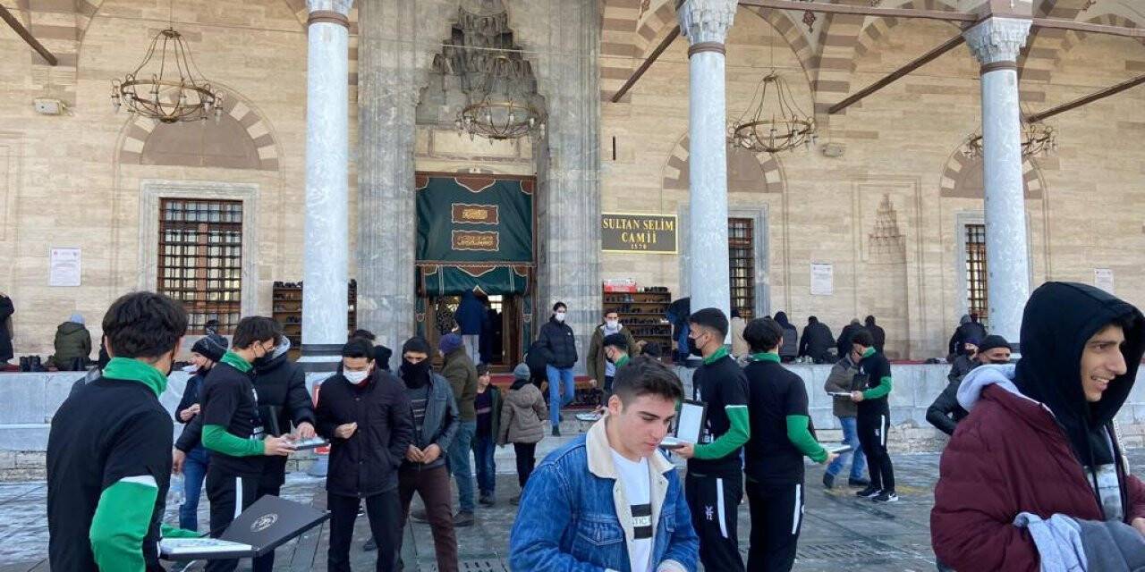 Konyaspor Futbol Akademisi  çikolata ikramında bulundu