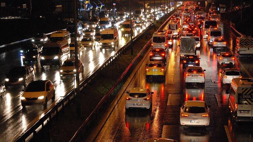 İstanbul'da yağış sonucu trafik yoğunluğu yüzde 90'a çıktı