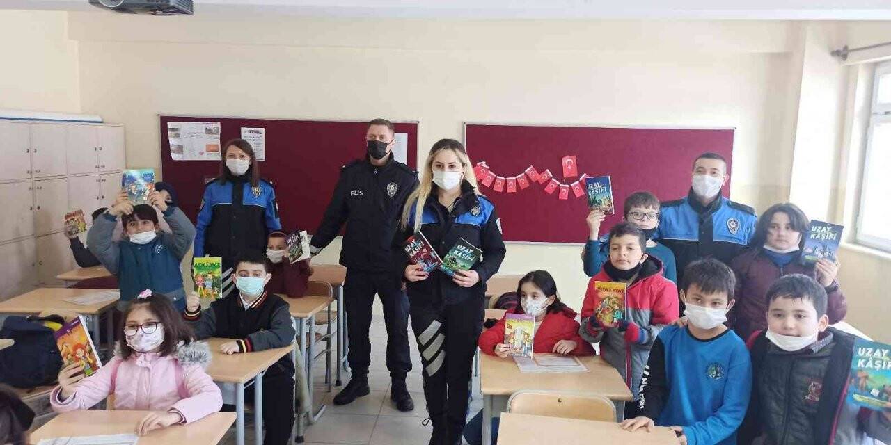 Afetzede öğrencilere okuma kitabı hediye edildi