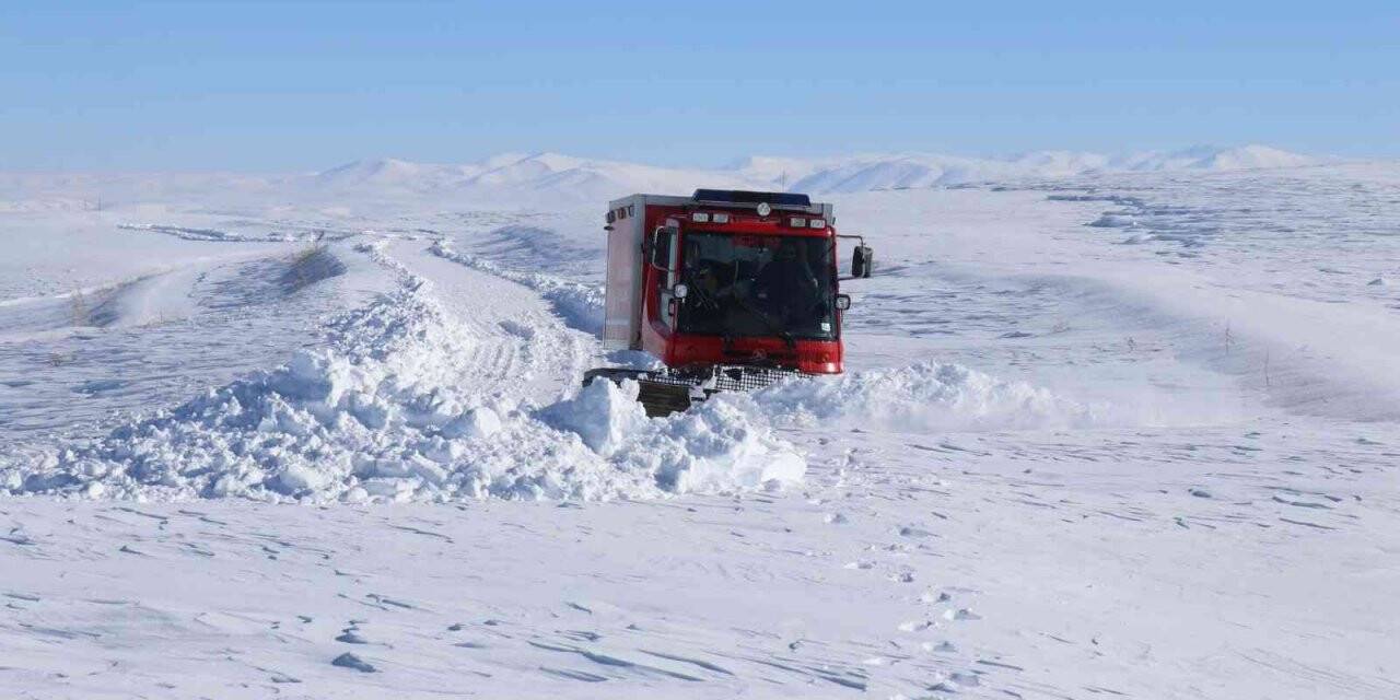 Sağlık ekipleri yolu ulaşıma kapanan köydeki çocuk için seferber oldu