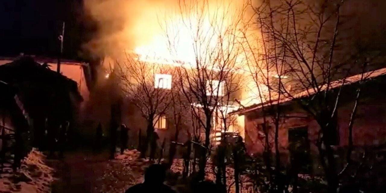 Alev topuna dönen evi kartopu ile söndürmeye çalıştılar