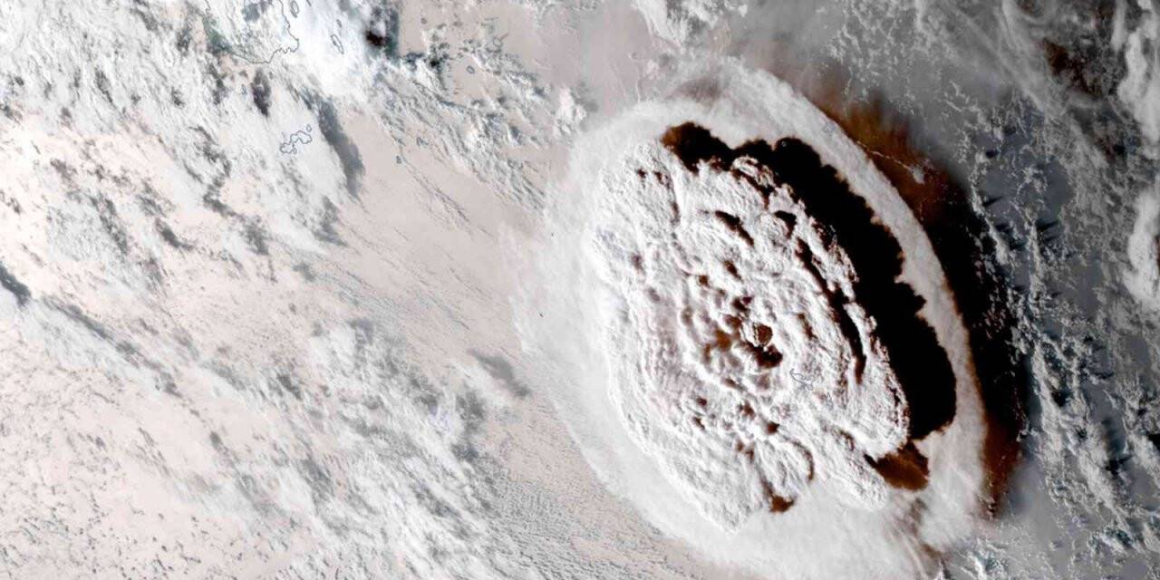 Tonga’daki yanardağ patlamasında ortaya çıkan duman bulutu 55 kilometre yüksekliğe çıktı