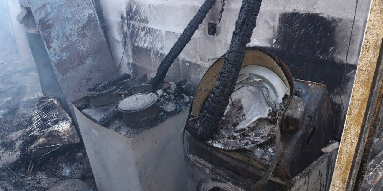 Taşova’da ahşap ev alev alev yandı