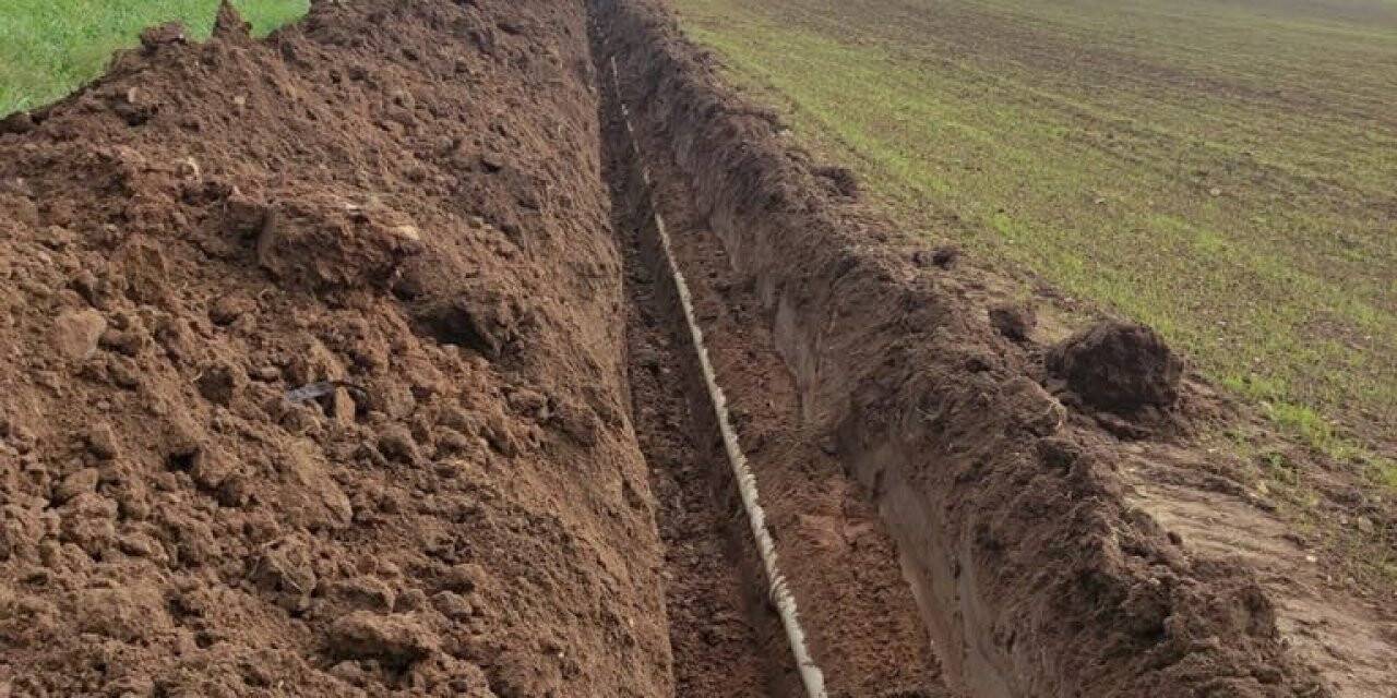 Toprak altındaki su borularını çıkarırken yakalandı