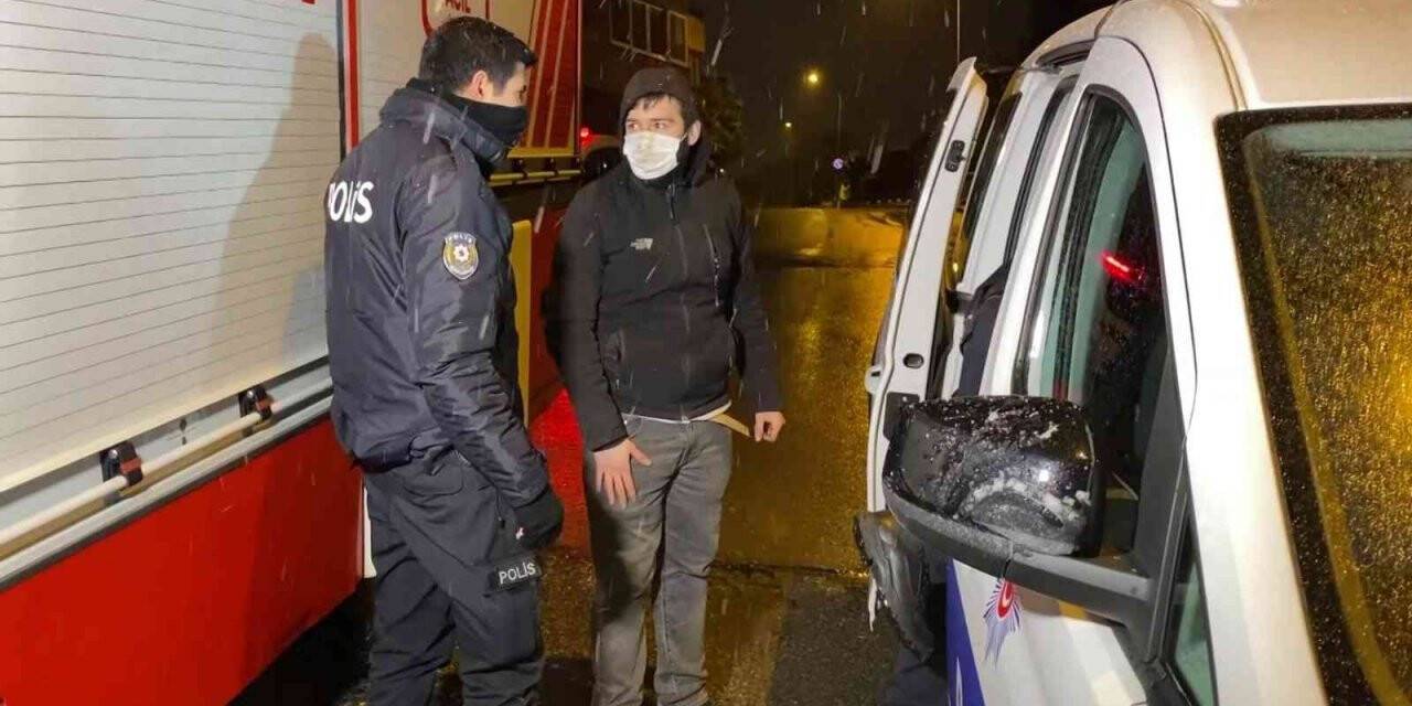 Üsküdar’da 2 kişi ısınmak için girdikleri evin çatısını yaktı